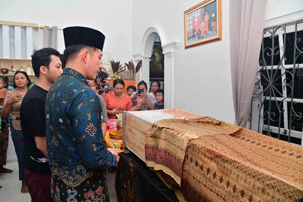 Beri Penghormatan Terakhir untuk Almarhum Made Sukintre, Bupati Egi: Kita Semua Kehilangan