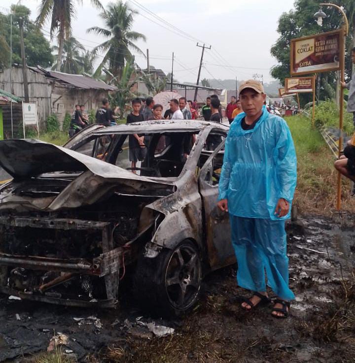  Mobil Datsun Terbakar,Satu Orang Korban Luka Bakar Dibawa ke Puskesmas