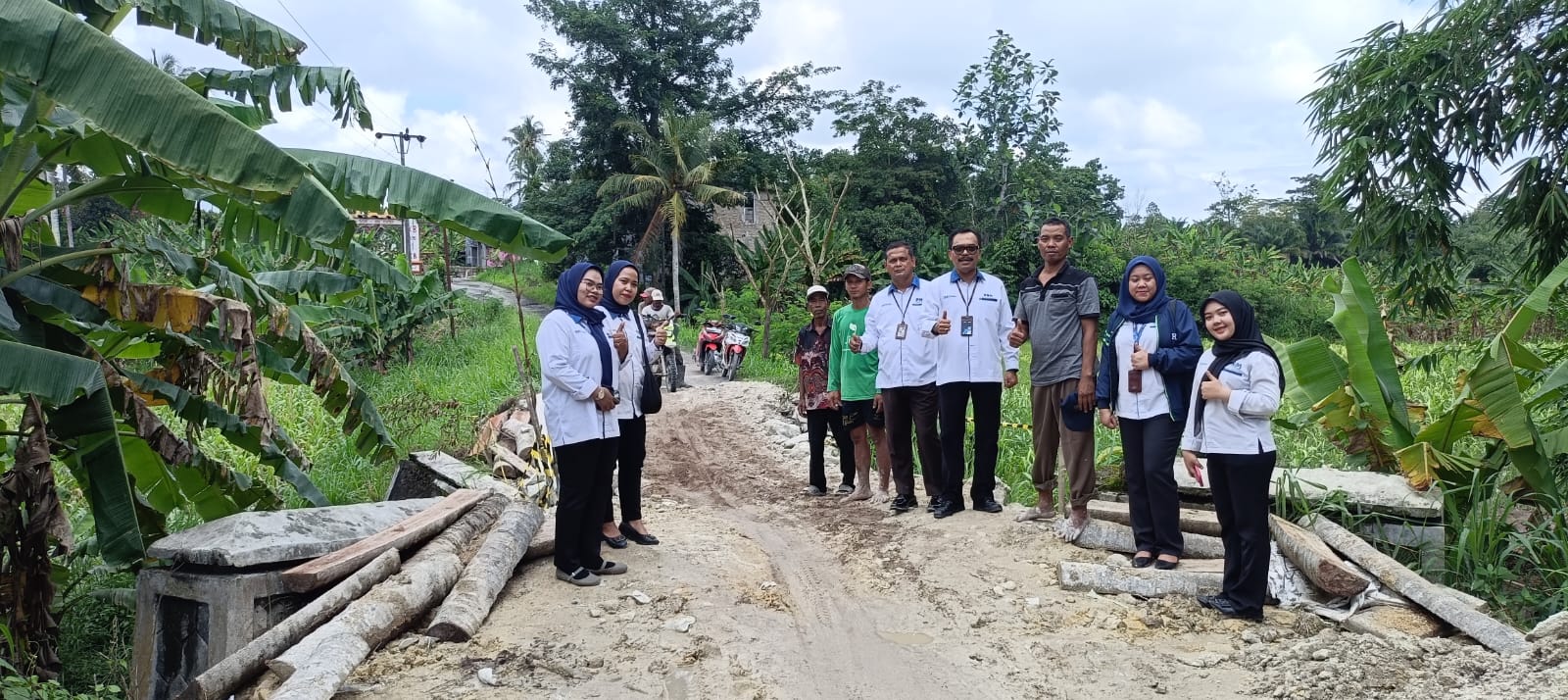 PT. PNM Cabang Lampung Bantu Masyarakat Perbaiki Jembatan Longsor Desa Sripendowo-Kemukus Secara Darurat