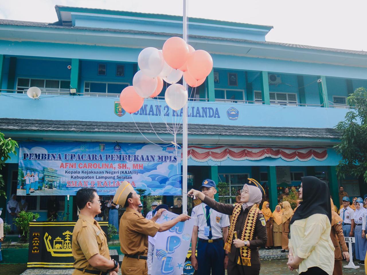 Kajari Lamsel Motivasi Siswa SMAN 2 Kalianda di Hari Pertama MPLS
