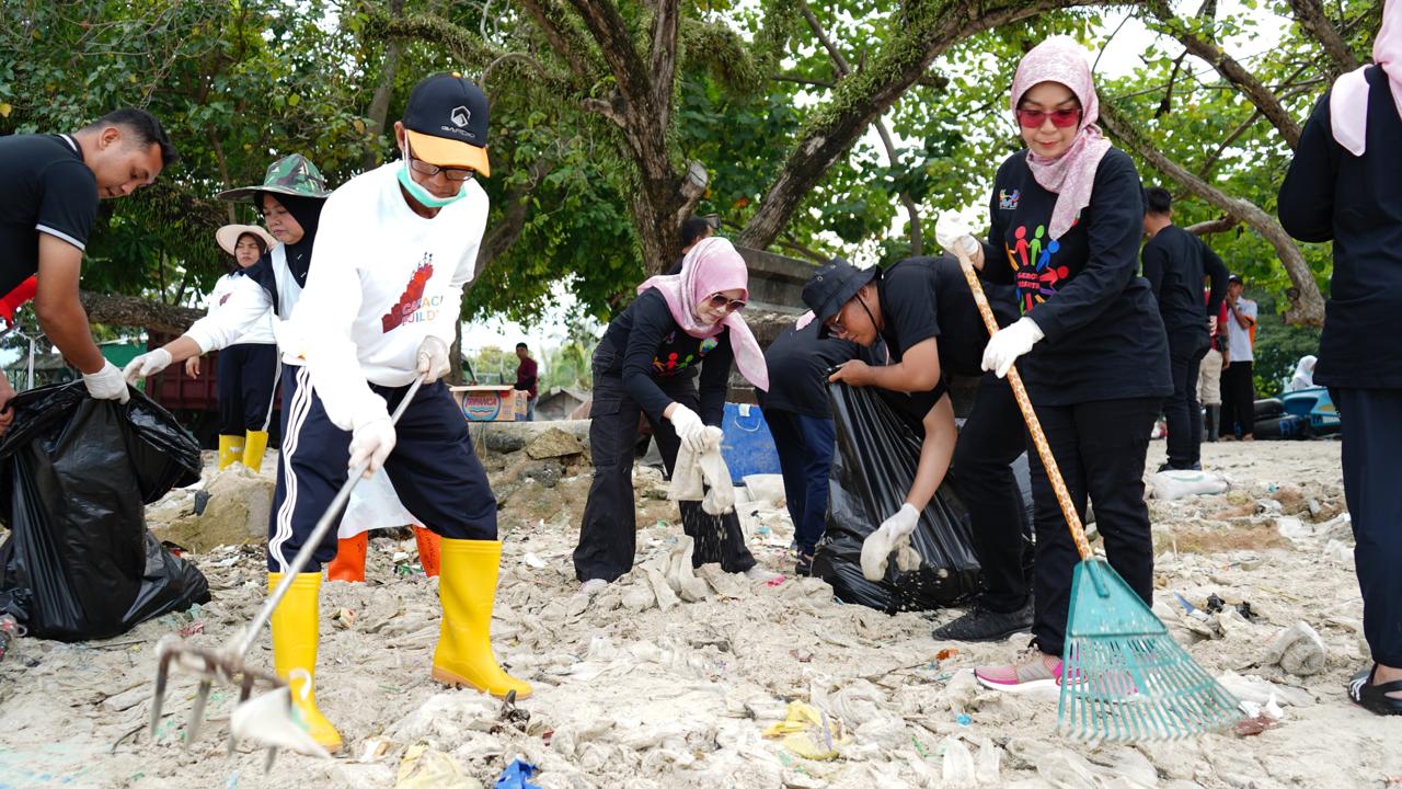 Disparbud Lamsel Bersama P2WLS Lakukan Aksi Gerot Wisata di Pantai Pasir Putih