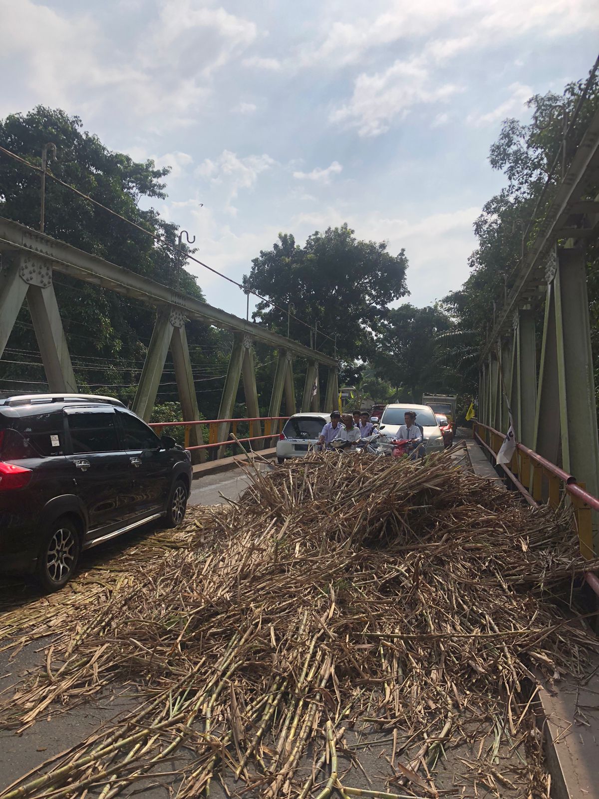 Over Kapasitas, Tebu Tumpah Dijalan Sebabkan Kemacetan Panjang