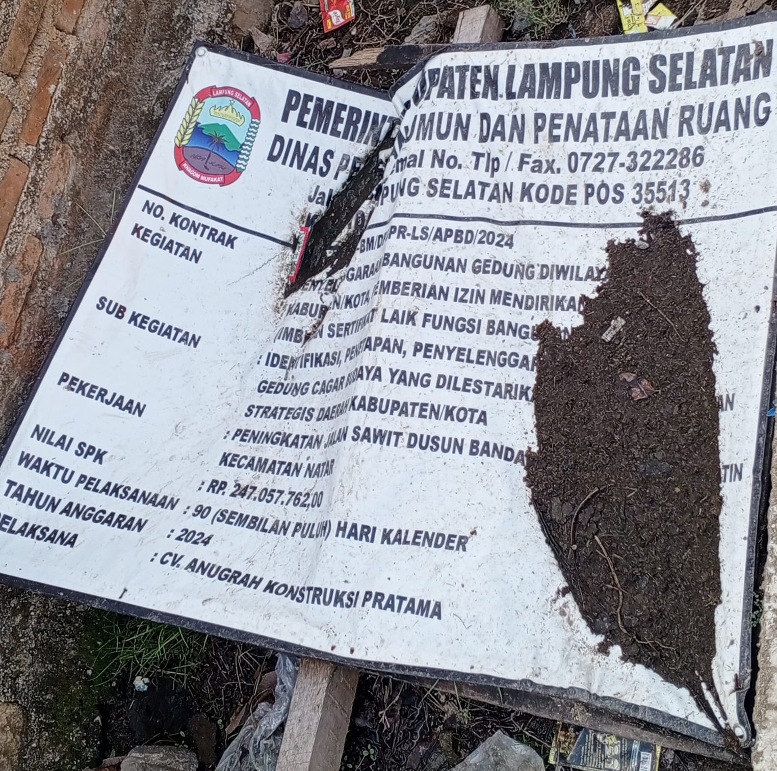 Dinilai Proyek Gagal, Papan Proyek CV. ANUGRAH KONSTRUKSI PRATAMA Ditumpuki Kotoran Sapi 