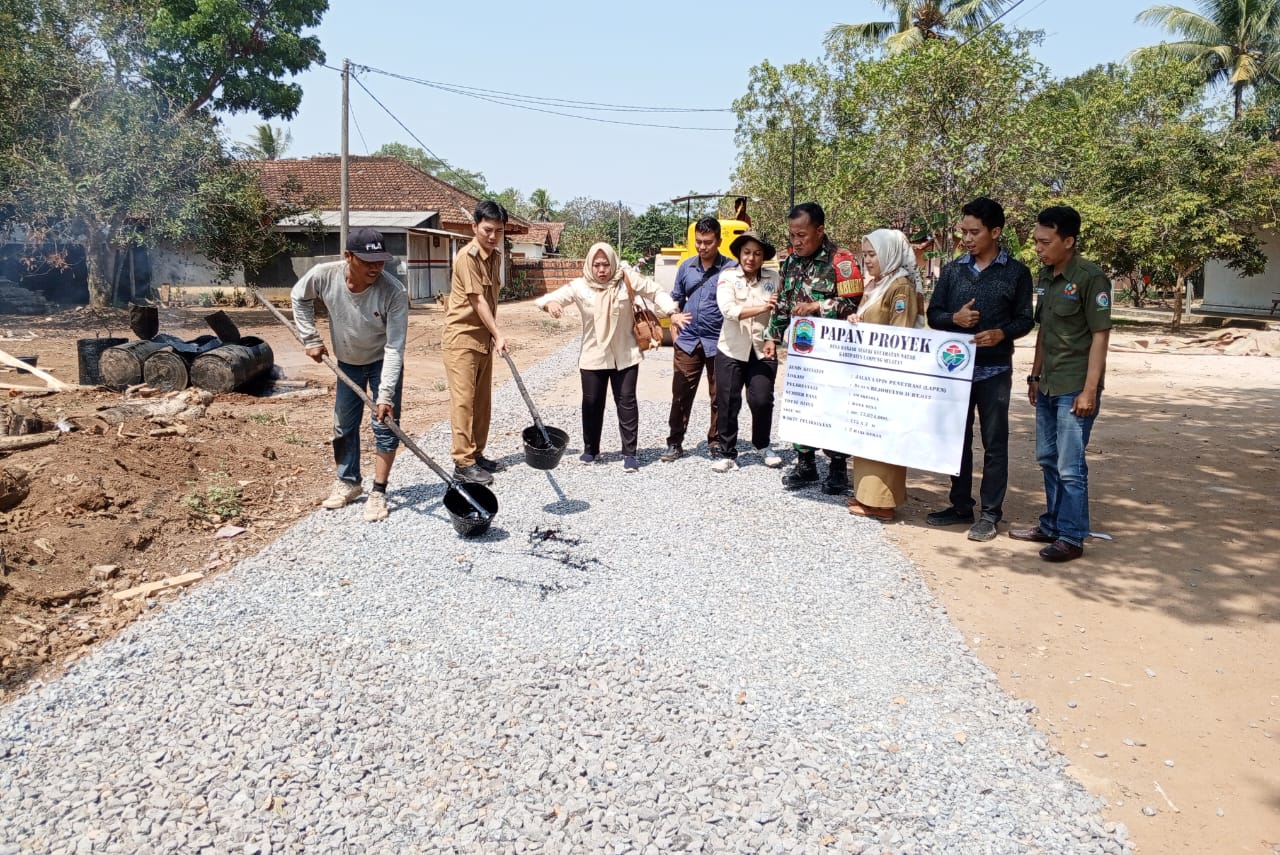 Majukan UMKM, Desa Banjar Negeri Bangun Jalan 175 Meter