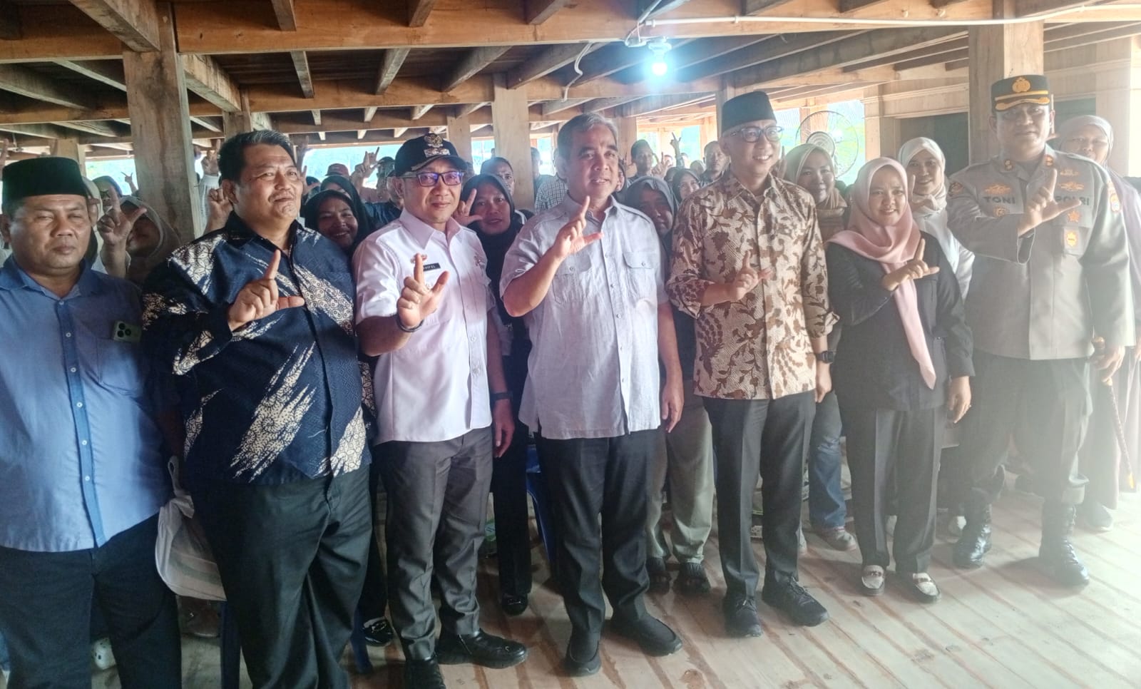 Pimpinan MPR RI dan Gubernur Sapa Masyarakat Dua Kecamatan Ajak Warga Hidup Rukun Dan Damai