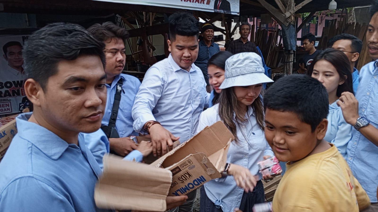 Awali Kampanye Terbuka, TIDAR Lampung Berbagi Makanan dan Susu Untuk Anak-anak di Kecamatan Natar.