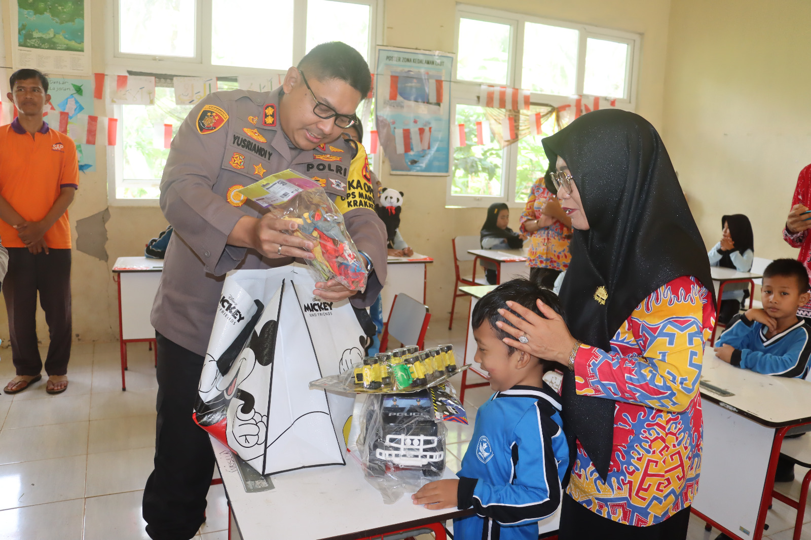 Kapolres Lampung Selatan tampak berkaca – kaca saat menyapa siswa SDN Kecil Babulang