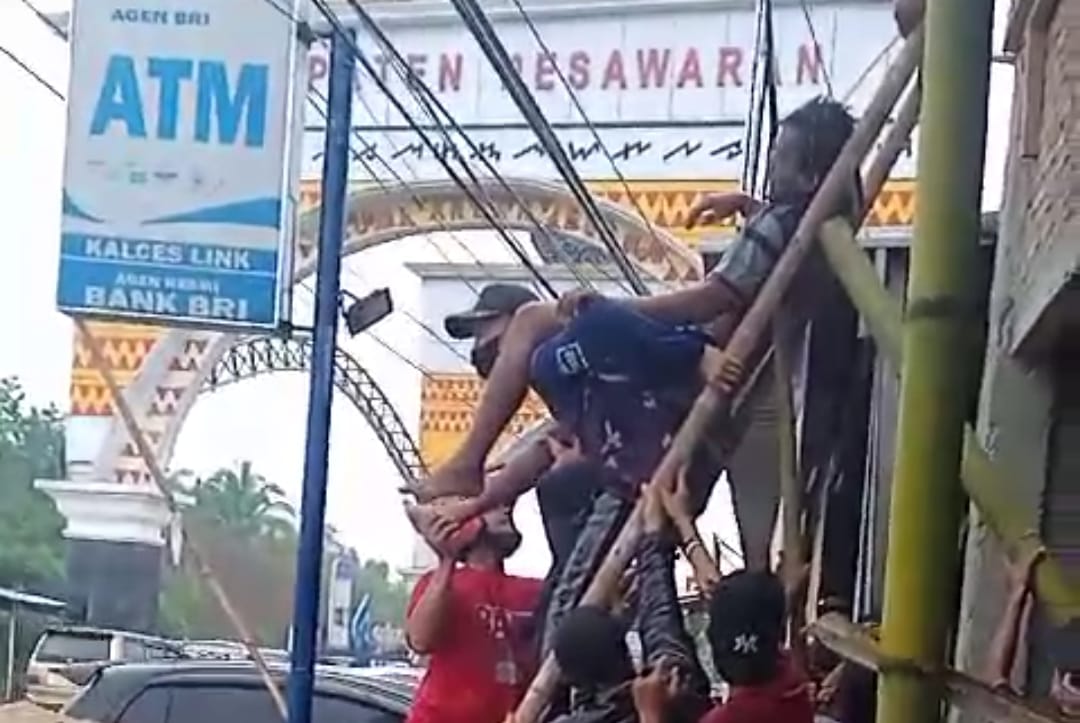 Warga Selamatkan Pekerja Bangunan yang Kesetrum Listrik di Jalan Ahmad Yani Pesawaran 