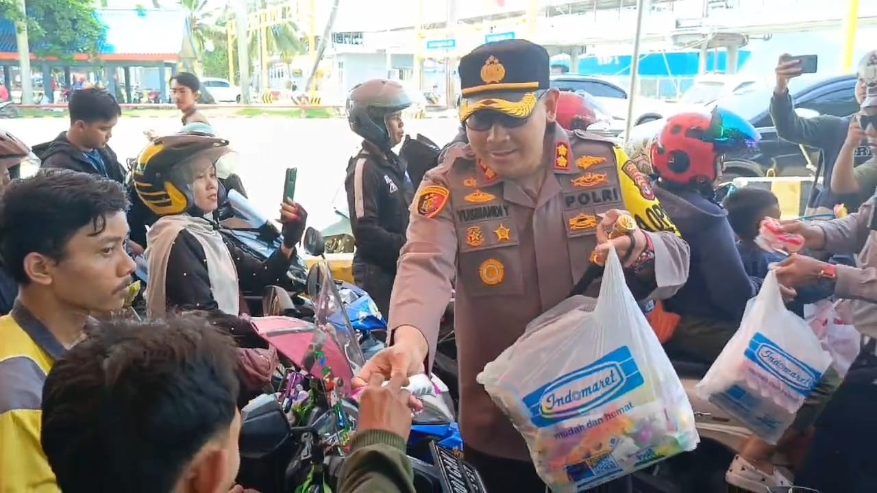 Polres Lamsel Bagikan Minuman Dingin Ke Pemudik Motor di Bakauheni