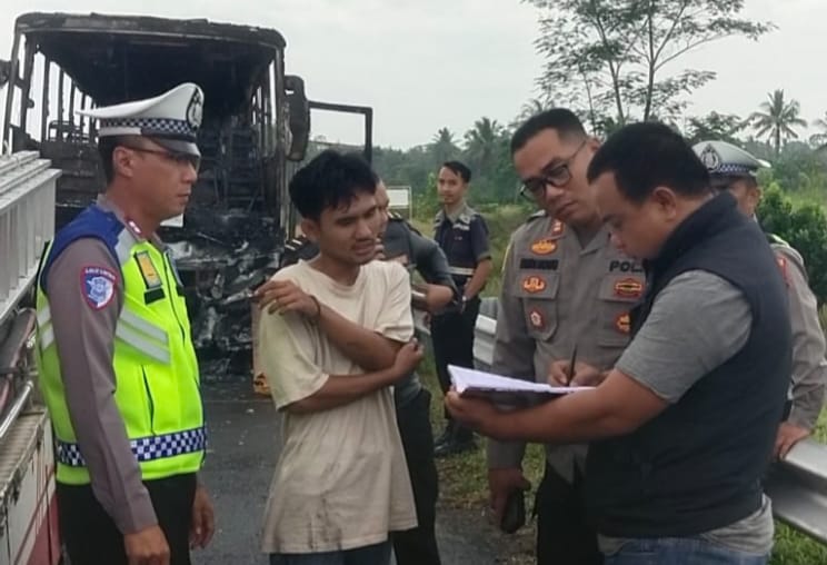 Mobil Bus Tujuan Kecamatan Kasui Way Kanan Terbakar di Kilometer 93+600 Jalan Tol Trans Sumatera Natar 