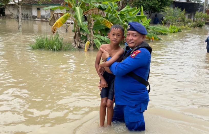 Gabungan Polairud Polda Lampung dan Polres Lamsel  Evakuasi Warga Terdampak Banjir