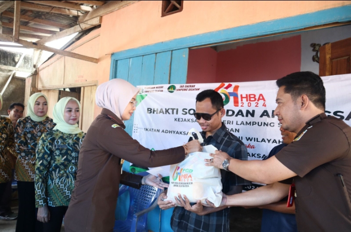 Kajari dan IAD Lamsel Serahkan Bantuan ke Penyandang Disabilitas