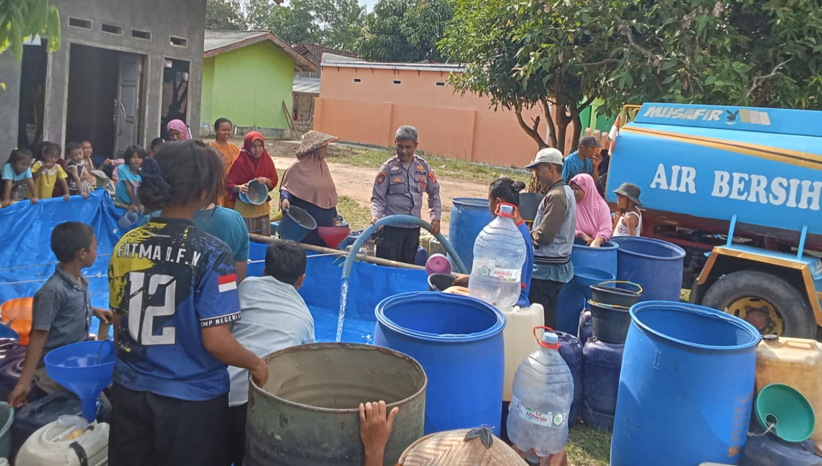 Polsek Natar Salurkan Bansos Air Bersih Untuk Masyarakat Candimas yang Terdampak Kekeringan 