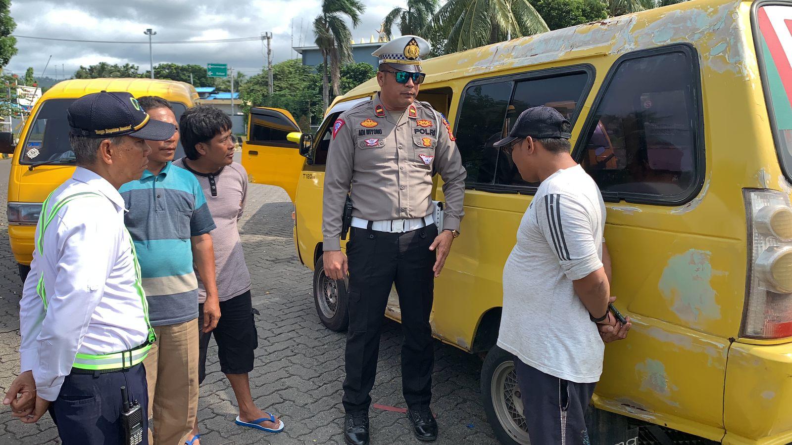 Ban Gundul Dipakai Narik, Polisi Tegur Supir Angkot