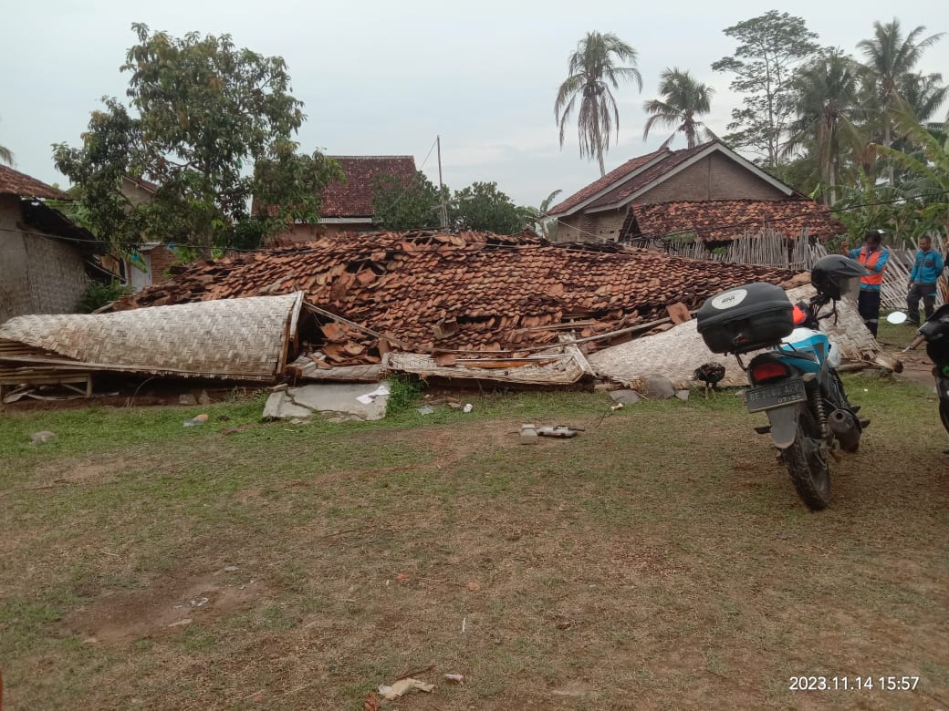 Rumah Tidak Layak Huni Milik Warga Dusun Kandis Desa Muara Putih Natar Roboh 
