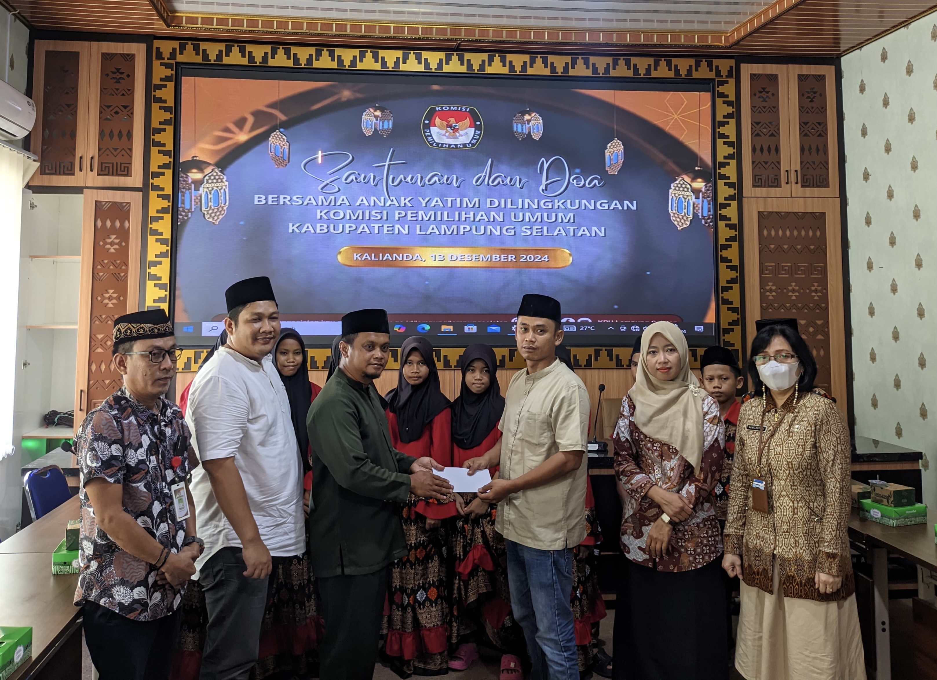 KPU Lampung Selatan Peduli Sesama, Beri Santunan Untuk Anak-anak Yatim