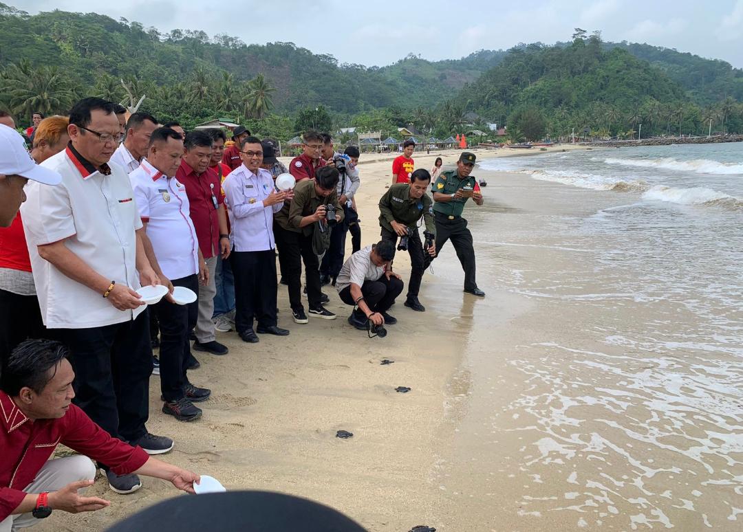 Jaga Ekosistem Laut, Kurangi Botol Plastik