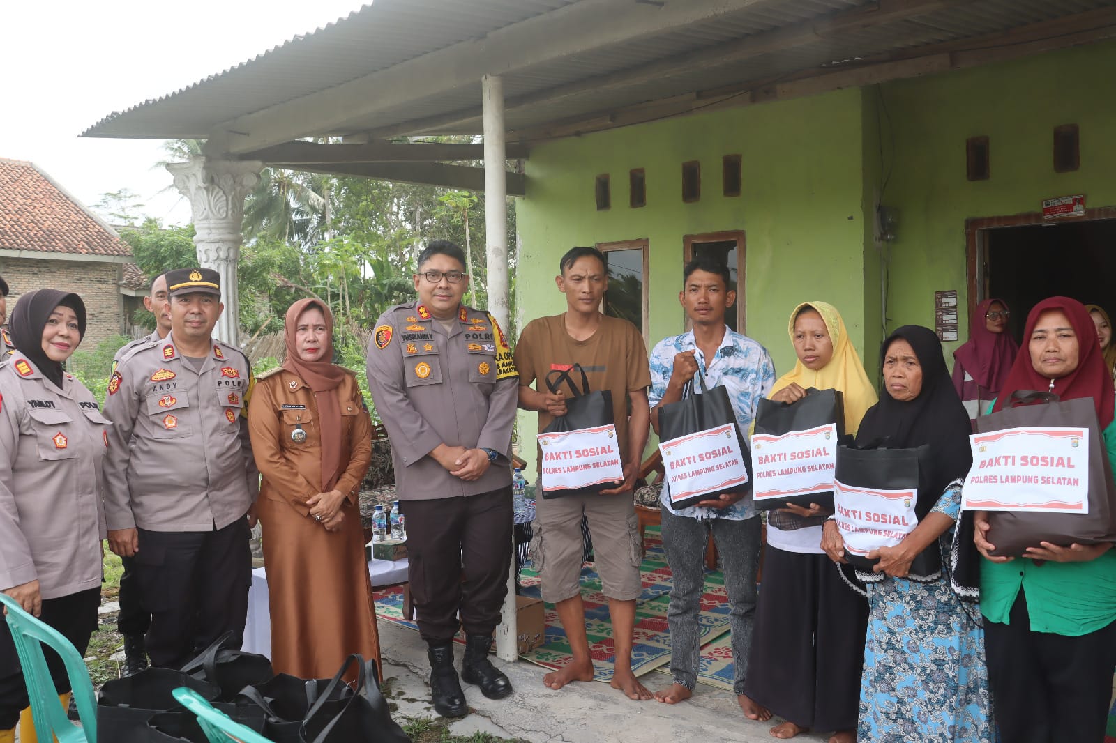 Kapolres Lampung Selatan Berikan Tali Asih Kepada Korban Puting Beliung di Tanjung Sari