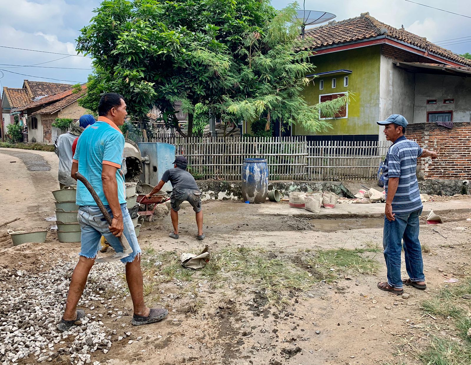 Infrastruktur Jalan Jadi Bahan Pemdes Sukabaru Kokohkan Program Ketahanan Pangan