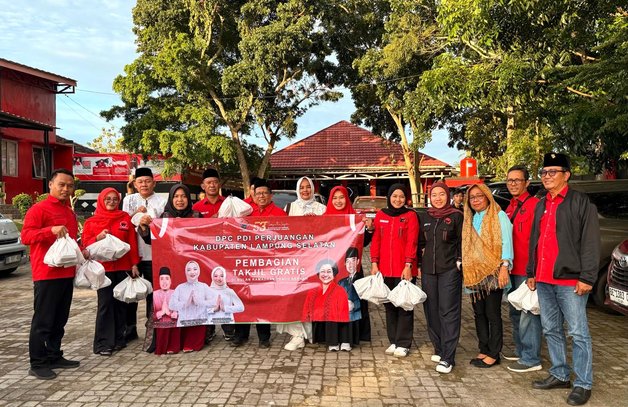 DPC PDI Perjuangan Lampung Selatan Bagi-bagi Takjil