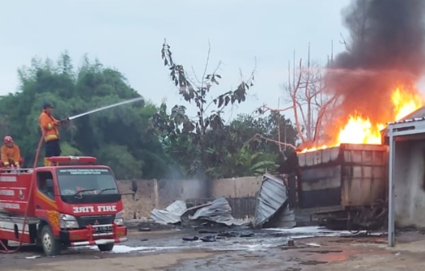 Dua Mobil dan Satu Motor Terbakar di Gudang Penimbunan BBM Desa Candimas, Polisi Lakukan Penyelidikan 