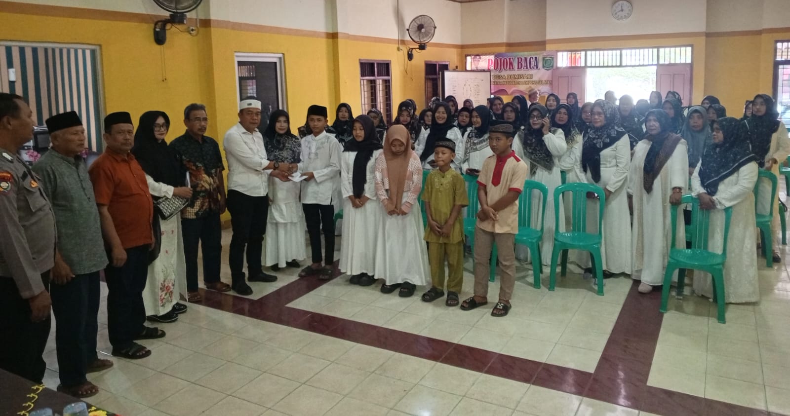 Masyarakat Bersam Pemerintah Desa Bumisari Gotong Royong Kumpulkan Dana Bantu Ratusan Anak Yatim-piatu 