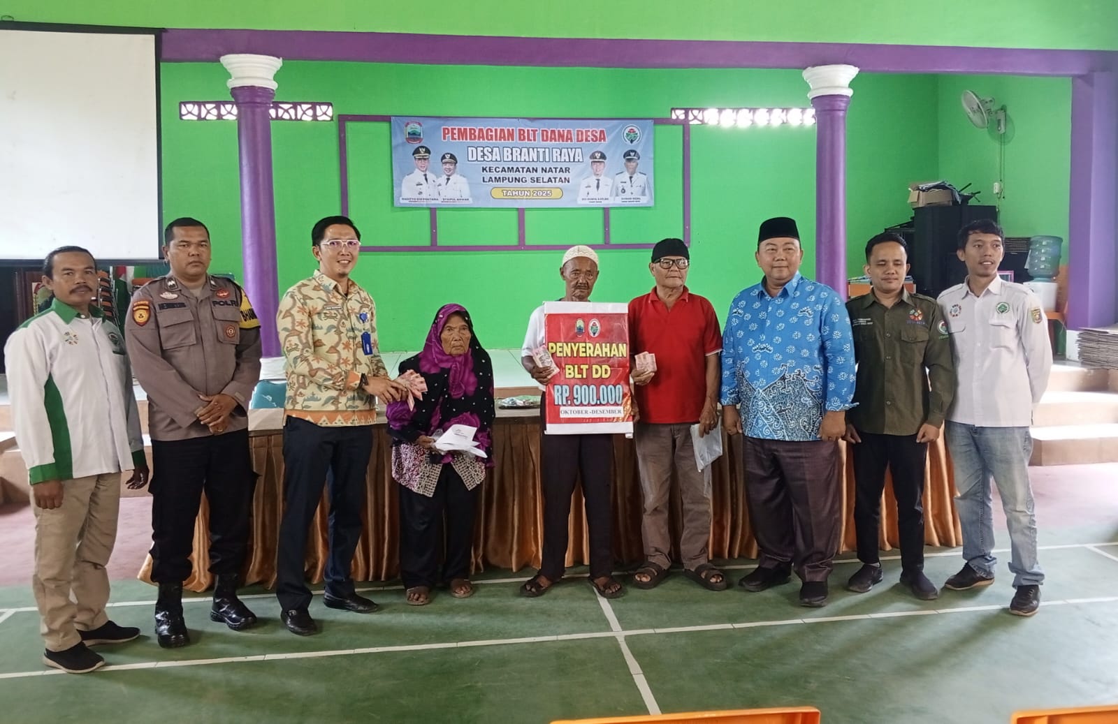 Desa Baranti Raya Salurkan BLT DD Tahap Akhir dan Tinjau Program BUMDes Peternakan Sapi 