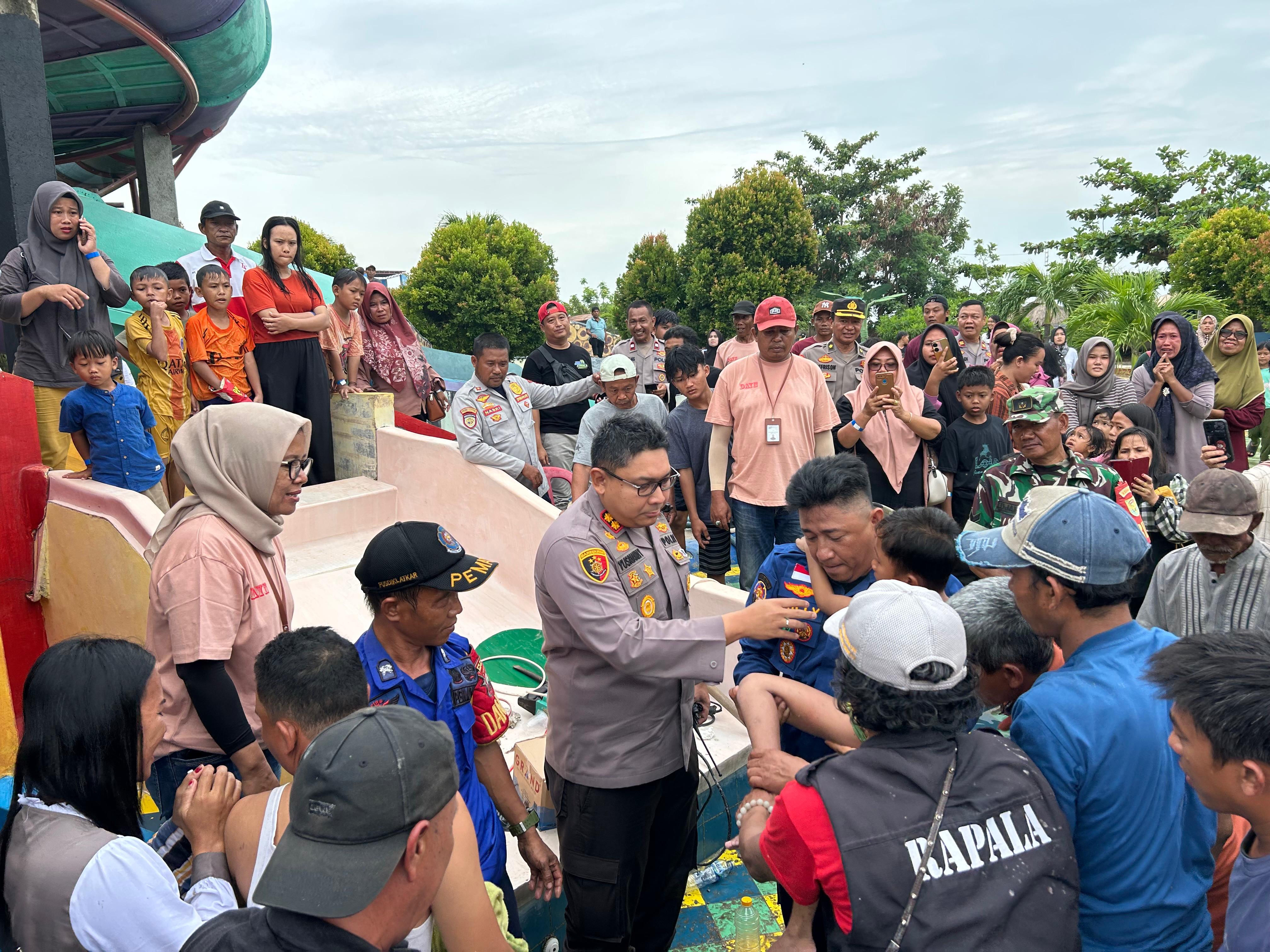 Kapolres Lampung Selatan Evakuasi Anak Terpelosok di Waterboom