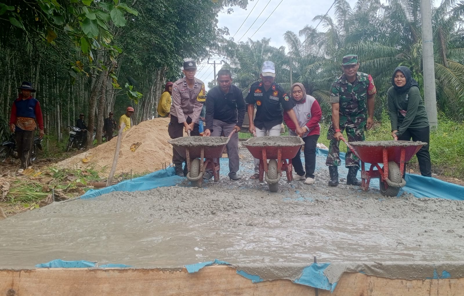 Realisasikan DD Tahap Pertama Sebesar Rp220, 335, 000 Desa Rulung Mulya Bangun Jalan Sepanjang 300 Meter