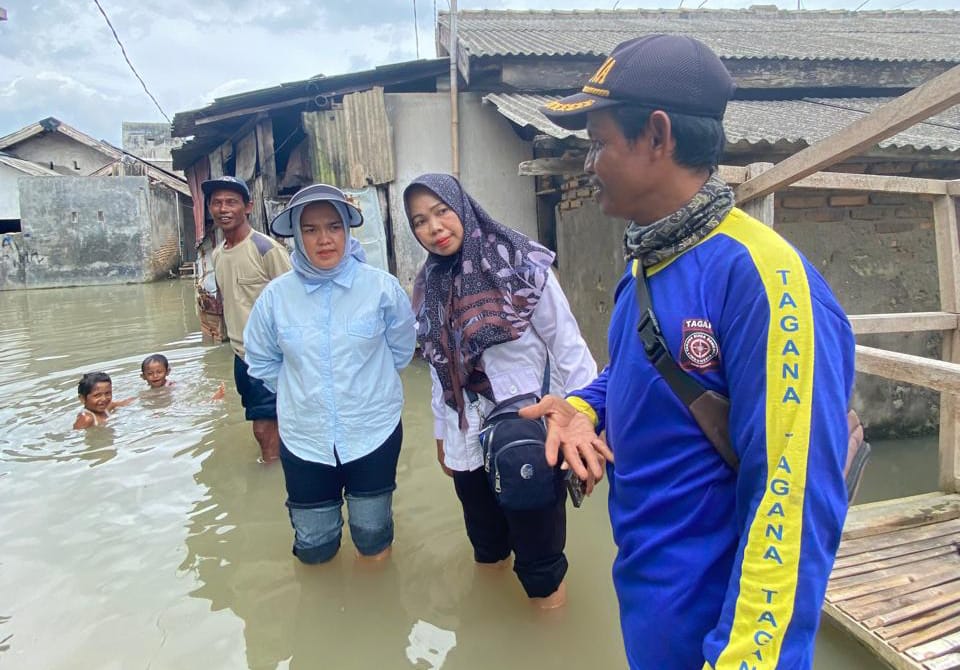 Ketua DPRD Lampung Selatan Salurkan Bantuan Sosial Untuk Korban Banjir Rob di Sragi