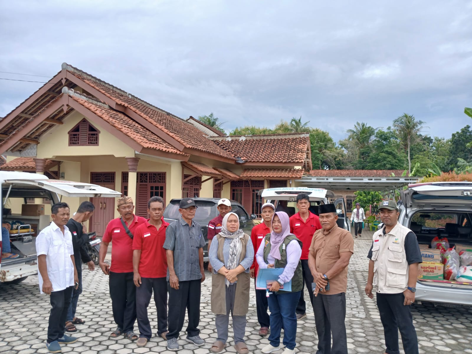 Demi Kemanusiaan Camat Natar Antarkan Dua ODGJ Berobat 