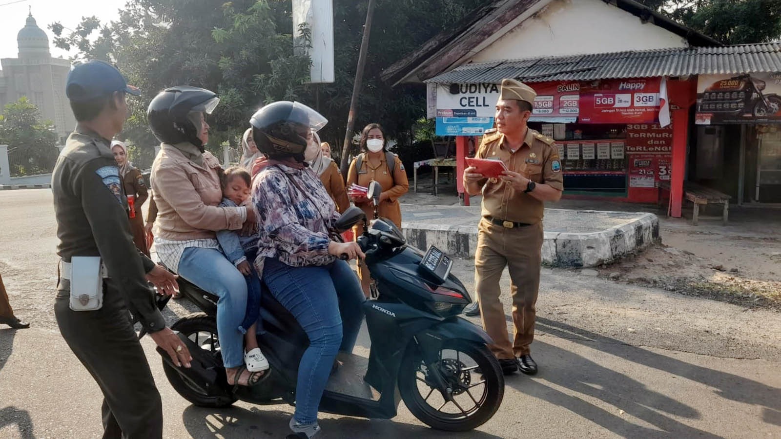 Pemkab Lamsel Bagi-bagi Bendera Merah Putih Gratis