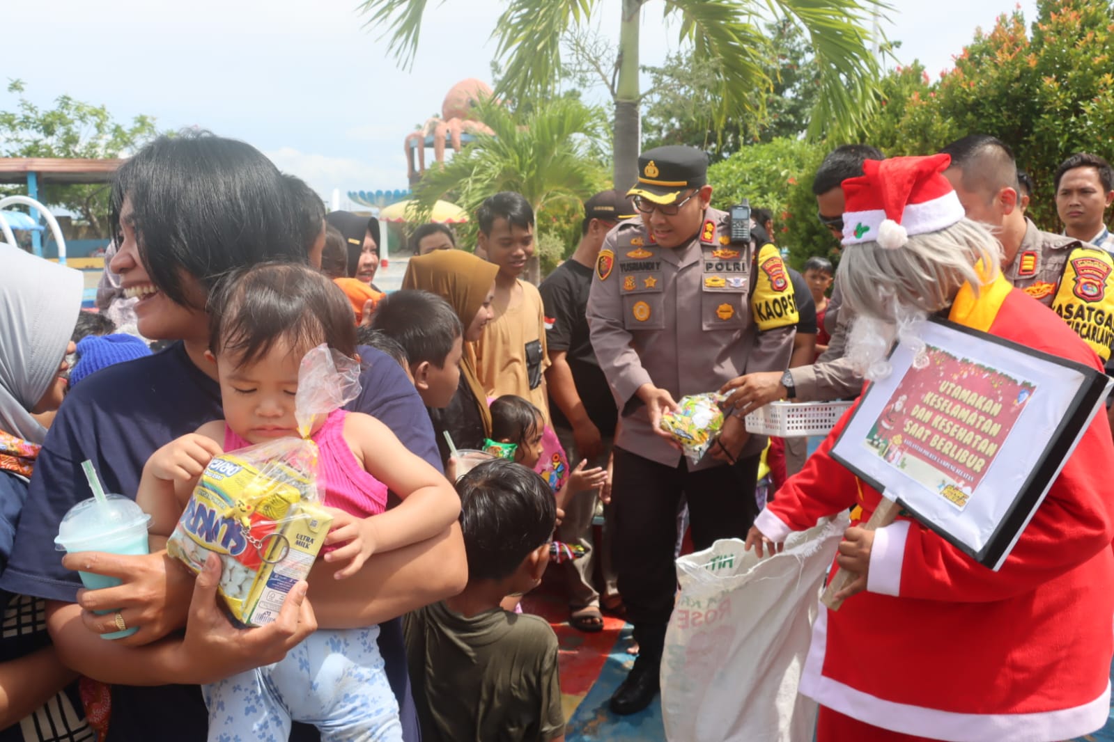 Polisi Gandeng Sinterklas Sapa Anak-Anak di Wisata Pantai di Lampung Selatan