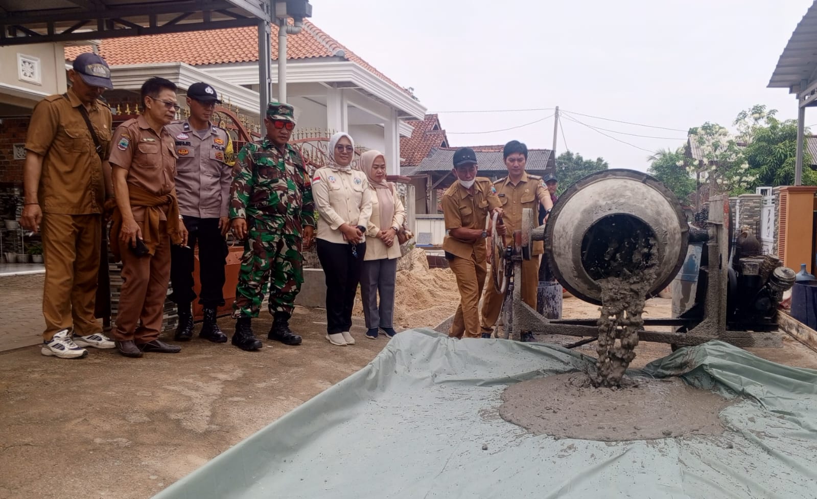 Selain Bagikan Bibit Tanaman, Desa Banjar Negeri Bangun Infrastruktur Jalan Sepanjang 175 Meter 