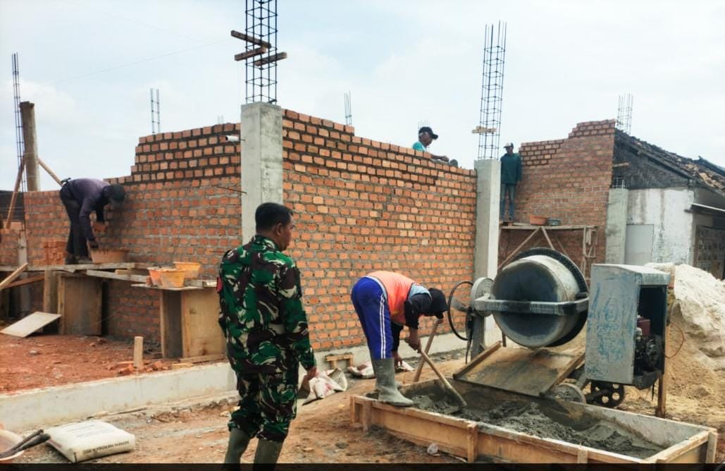 Babinsa Koramil 421-09/Tanjungbintang Awasi Pembangunan Koperasi Merah Putih