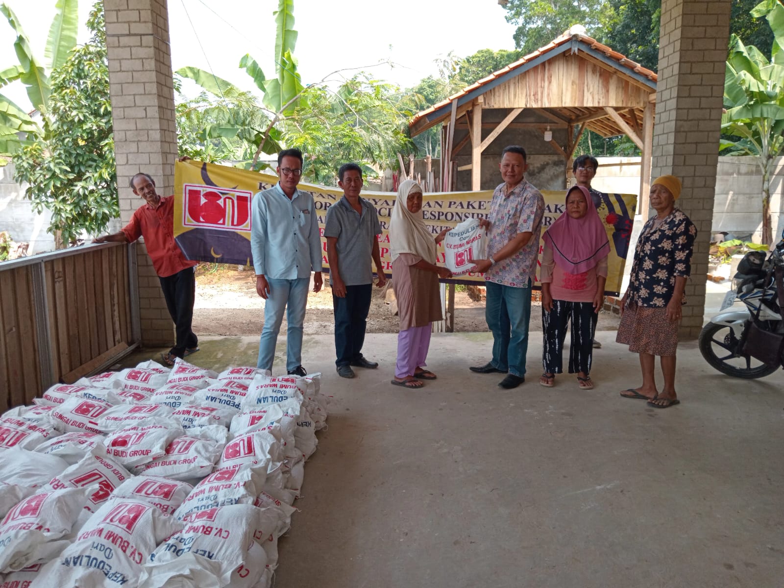 Wujud Kepedulian Perusahaan Kepada Masyarakat, 450 Paket Beras dan Sembako Disalurkan Scara Rutin 