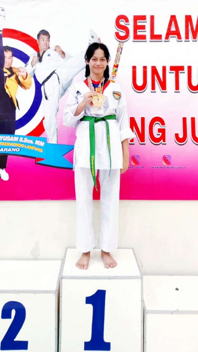 Siswi SDN 3 Way Urang Raih Emas Taekwondo Master Amril Yusam Tingkat Provinsi
