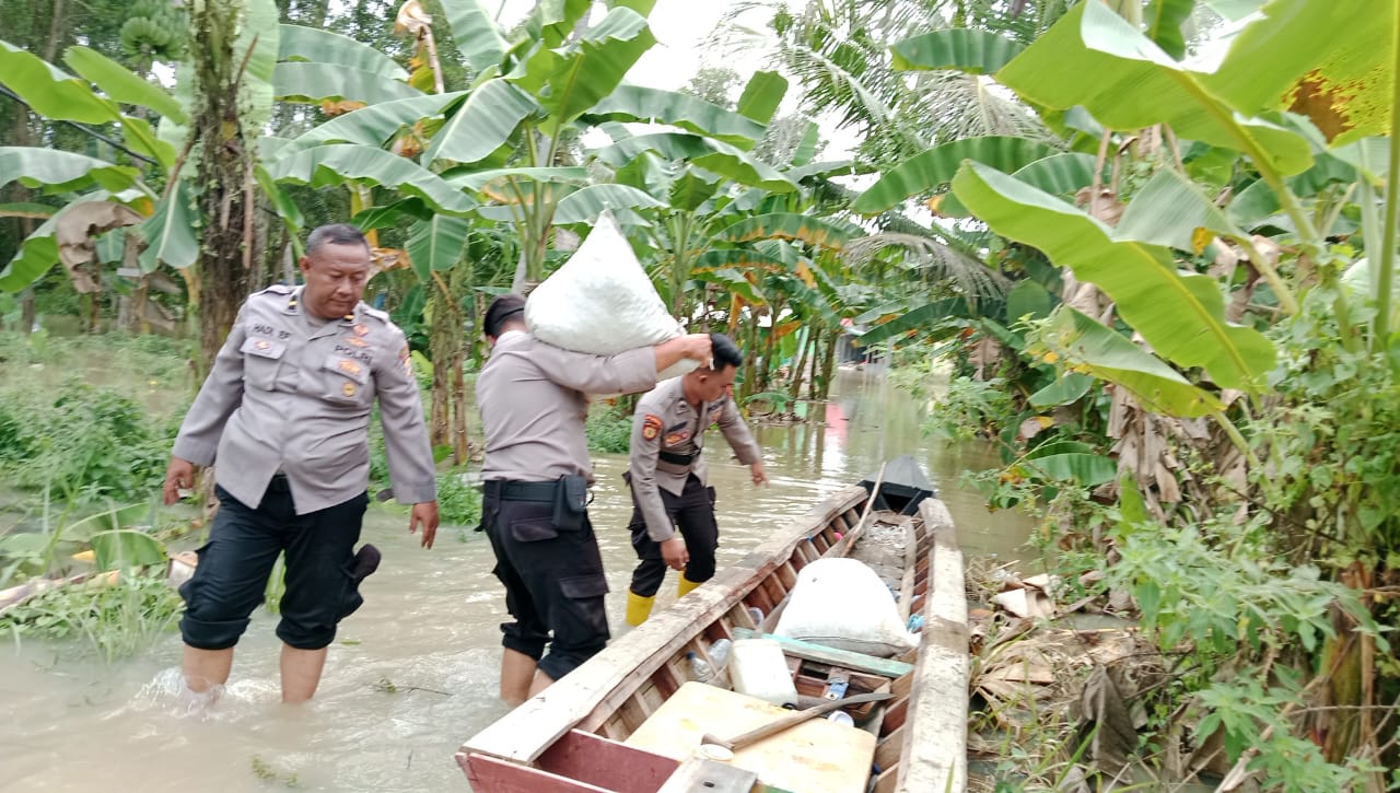 Personel Sat Samapta Polres Lampung Selatan Bantu Warga Evakuasi Barang di Tengah Banji