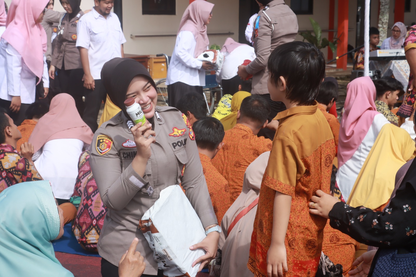 Polwan Hadirkan Keceriaan di SLB Saat Makan Bergizi Gratis Bersama Siswa Disabilitas