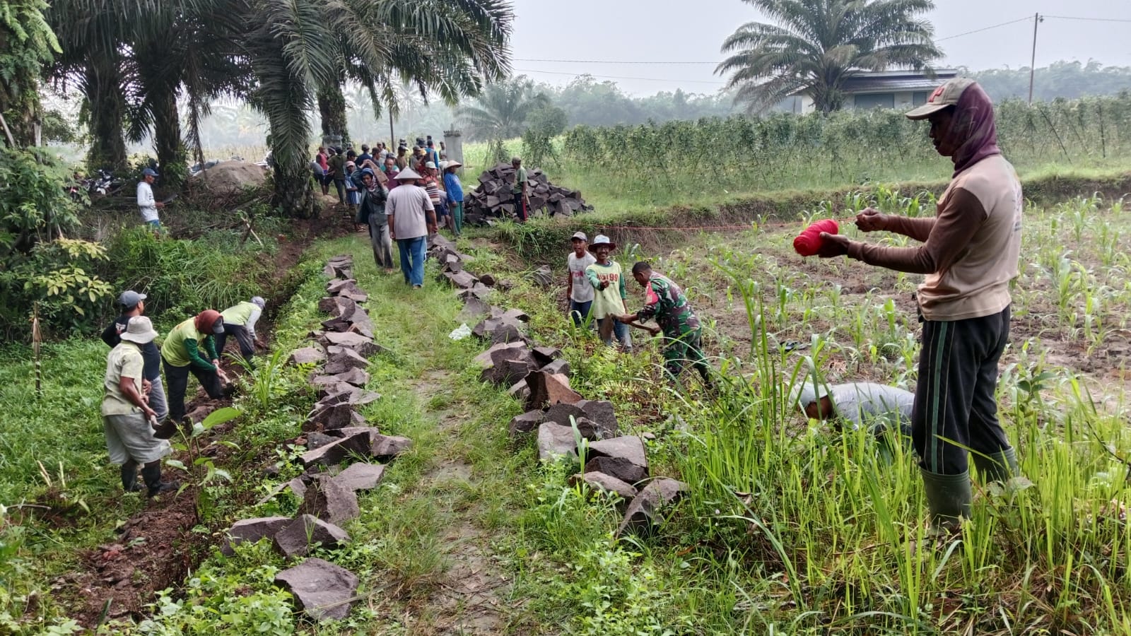 Warga Kolaborasi Babinsa, Talud 300 Meter Terwujud