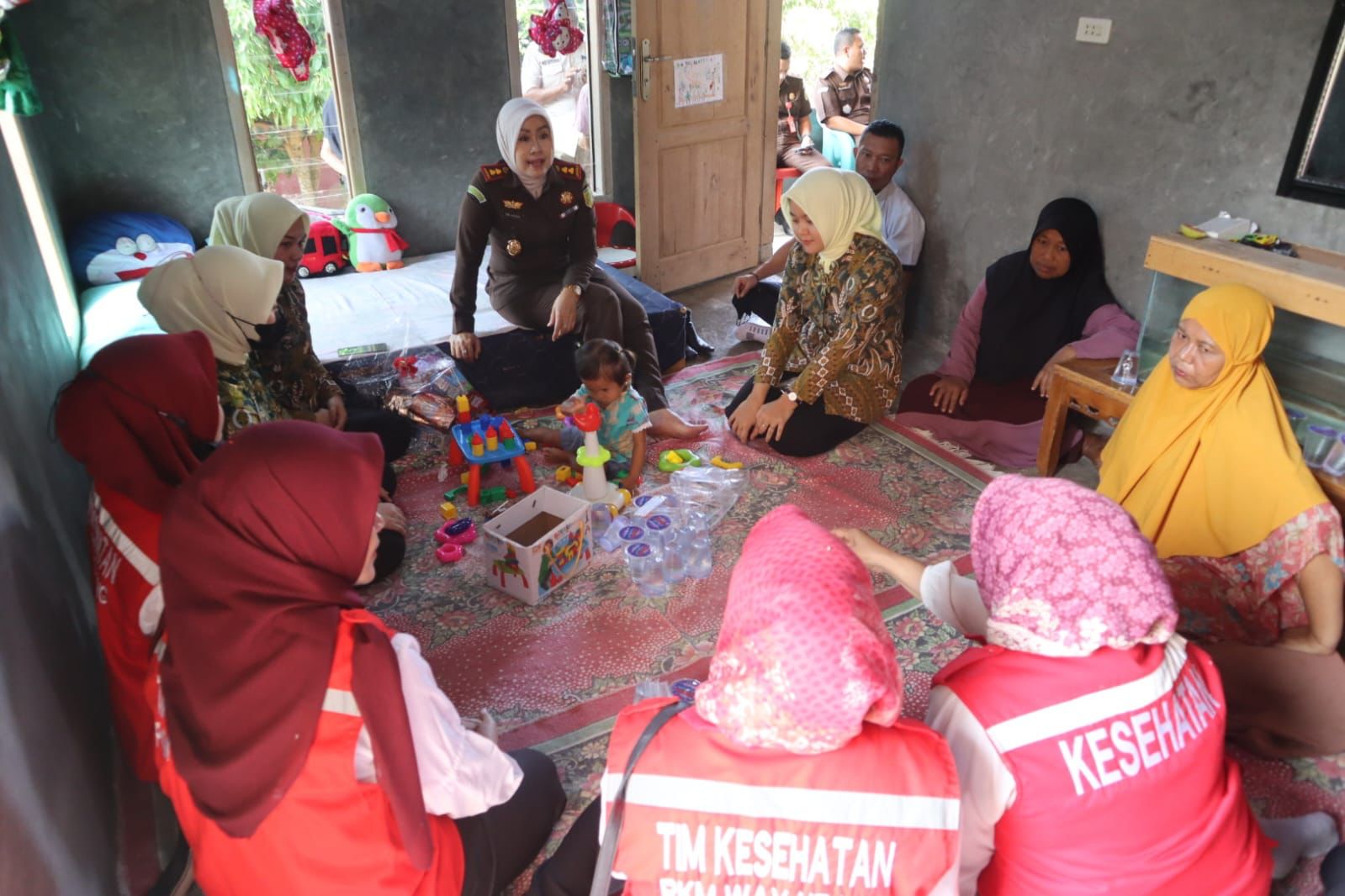 Jadi Ibu Asuh Anak Stunting, Kajari Lamsel Sambangi Anak-anak Sekaligus Beri Bantuan Asupan