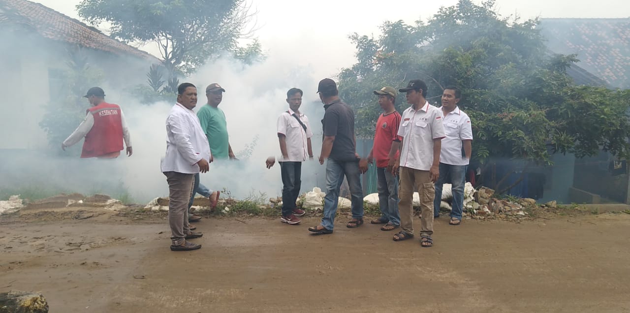 Cegah DBD Organisasi Masyarakat Jatiagung Bersatu Lakukan Fogging Dari Rumah ke Rumah