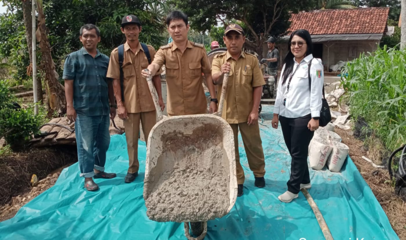 Gunakan Anggaran DD Rp87 Juta, Desa Krawang Sari Bangun Jalan Beton 132 Meter Ditahap Pertama 2024