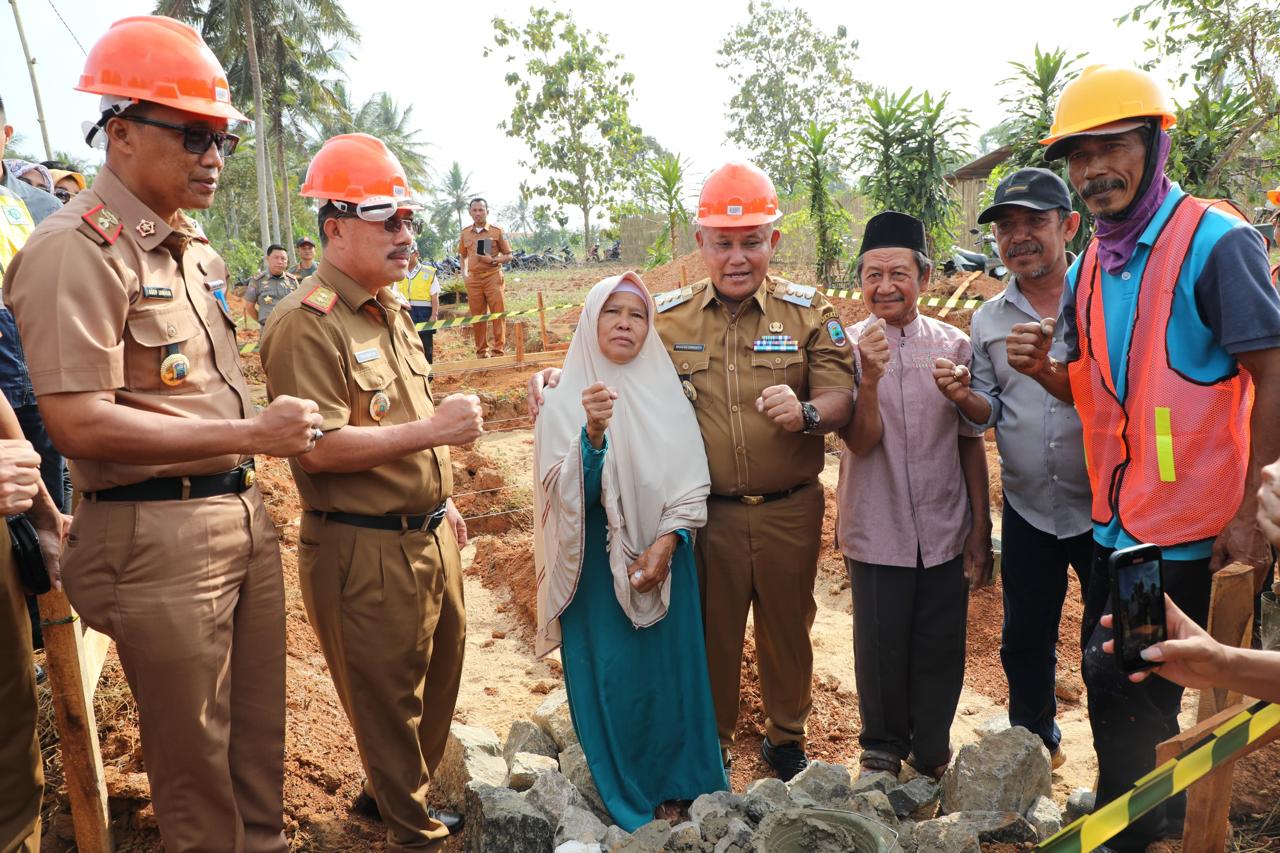 Hibahkan Tanah Untuk Pembangunan SMP, Nanang Ermanto Sebut Darmis, dan Winarni Pahlawan Era Globalisasi