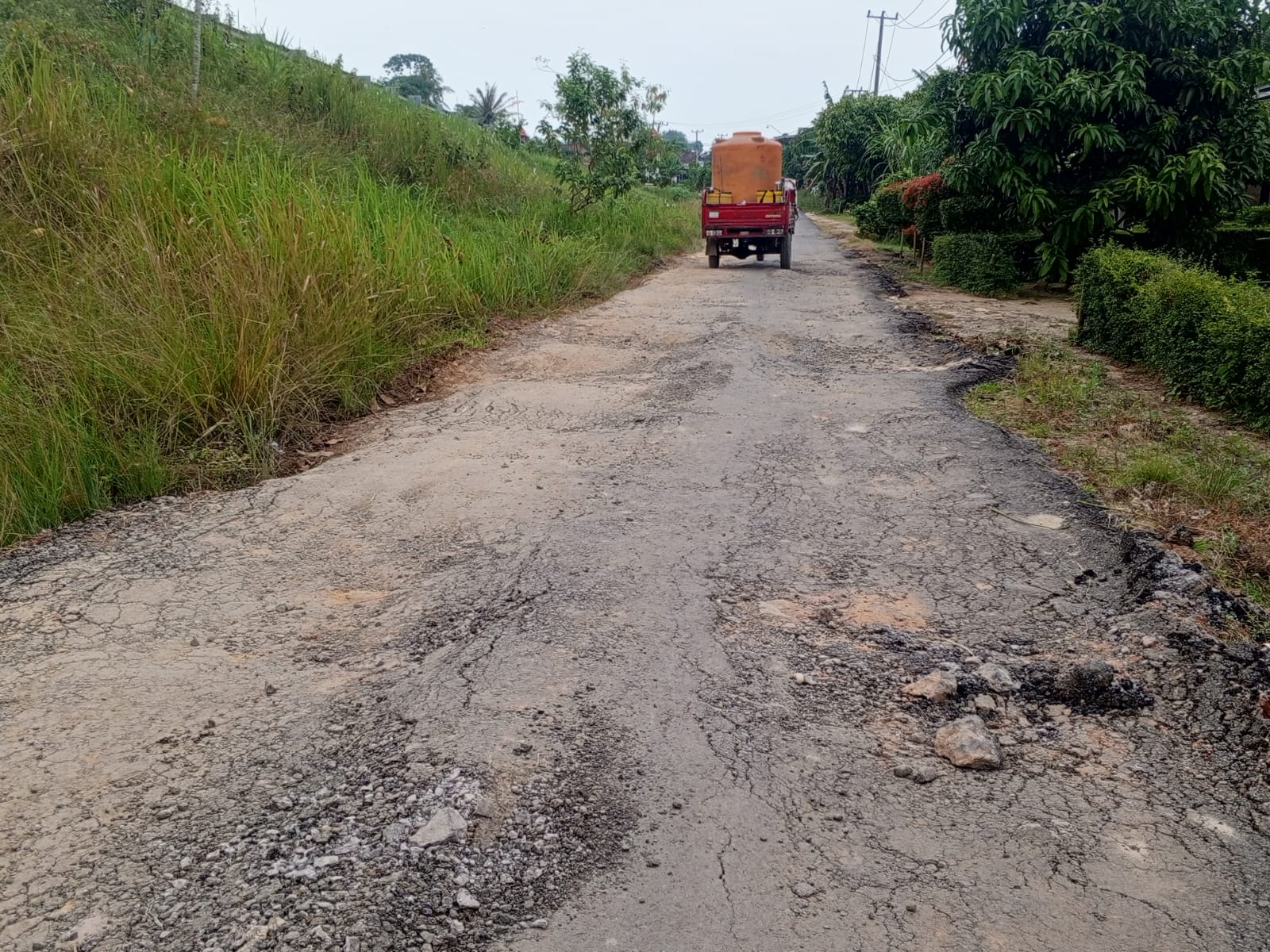 Astaghfirullah, Baru Hitungan Bulan Jalan Yang Dibangun Pemprov Lampung Ini Sudah Hancur