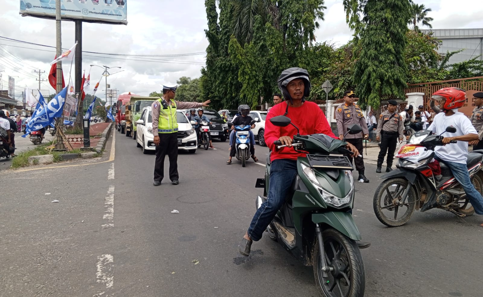 Momen Kapolres Lampung Selatan Turun Kejalan Atur Lalu Lintas di Depan Bandara Radin Inten II 
