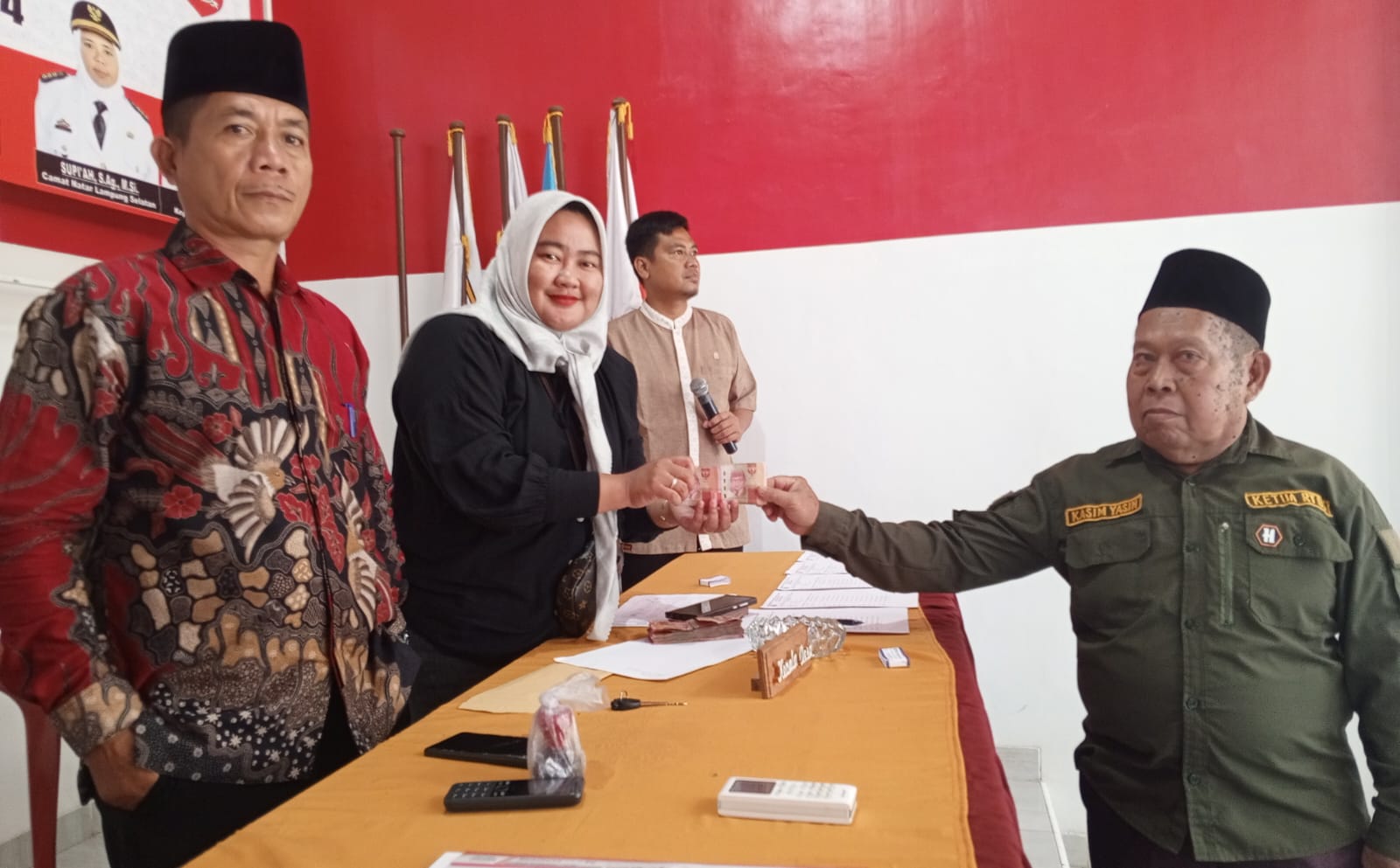 Bagikan Insentif Rt, Kades Ajak Masyarakat Secara Bersama Membangun Desa