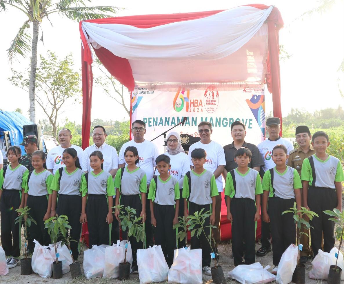 Kajari Lamsel dan Ketua Komisi IV DPR RI Tanam Mangrove Bareng