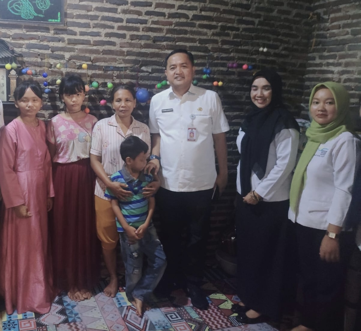 Bukti Kepedulian Gubernur Mirza, Wujudkan Mimpi Gina dan Adiknya Bersekolah Lagi