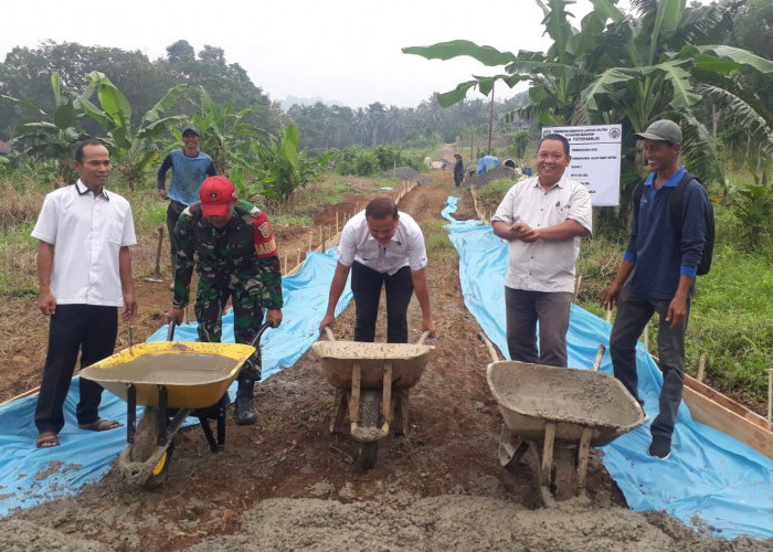 Buktikan Komitmen, Pemdes Totoharjo Bangun Jalan Beton di Lingkar Dusun